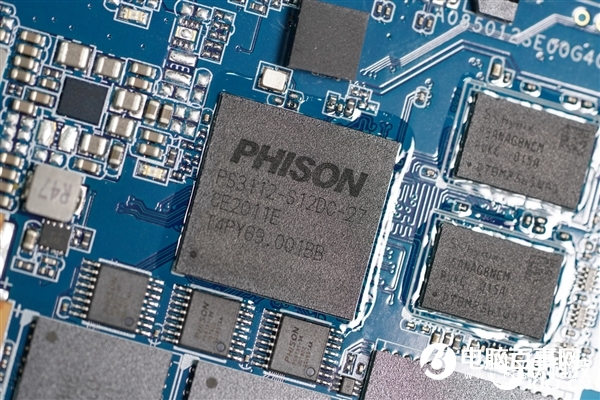 19999元！影馳16TB企業級SSD拆解圖賞 16顆存儲芯片太壯觀