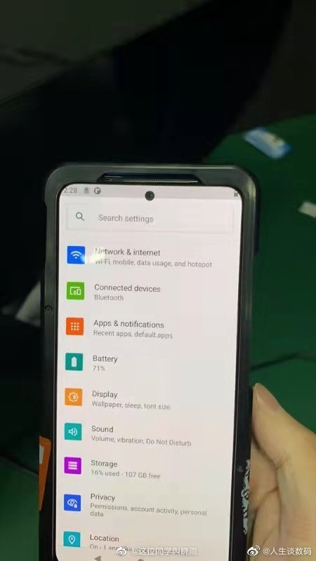 Redmi旗艦!疑似Redmi K40真機諜照曝光:采用OLED挖孔屏