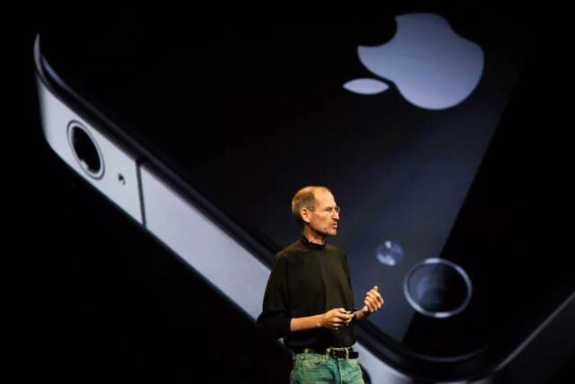 蘋果回憶：為證明 iPhone 結實，喬布斯拿起手機就往地上摔