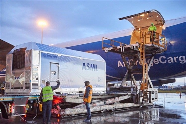 光刻機10億一臺仍供不應求 ASML公司被看好:明年市值3.2萬億元