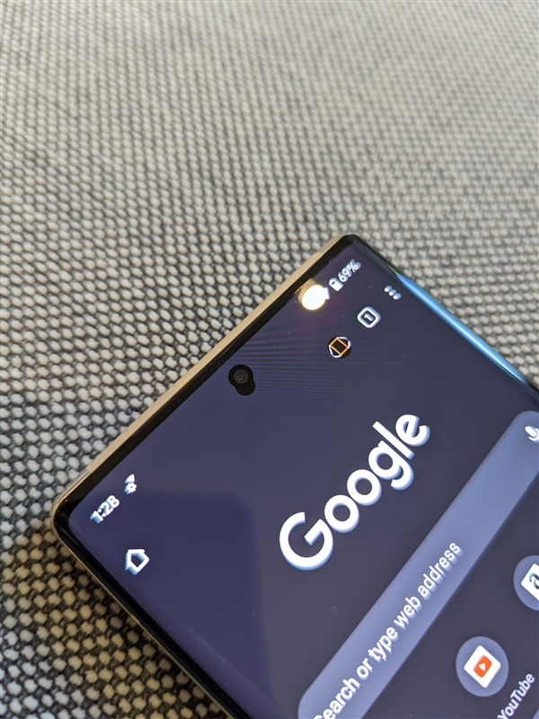 Android 12新旗艦谷歌Pixel 6 Pro出現罕見bug:單挖孔變成雙挖孔