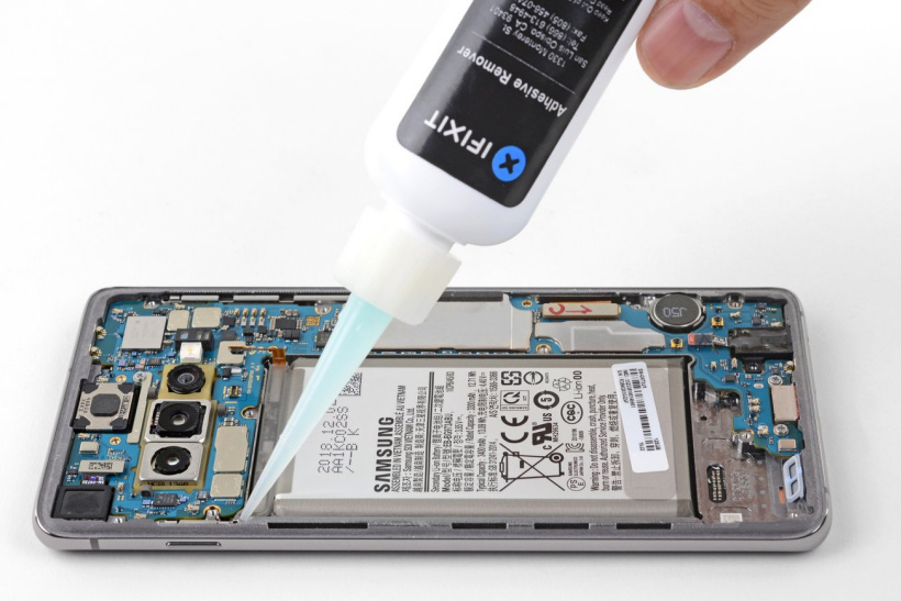 歐盟計劃禁止手機等電子產品使用膠水粘合電池,以方便更換電池