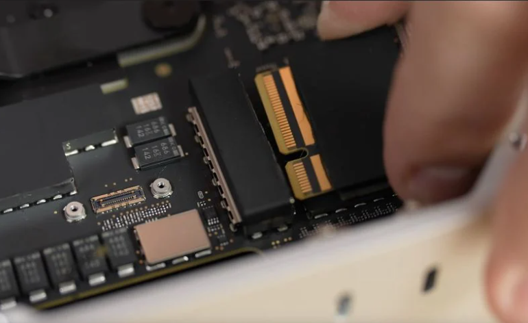 由于軟件限制,蘋果 Mac Studio 用戶不可自行升級存儲:雖然拆解顯示 SSD 可拔插