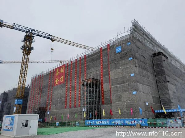總規(guī)模3萬(wàn)機(jī)柜 萬(wàn)潤(rùn)（涿鹿）智能算力產(chǎn)業(yè)基地首棟?rùn)C(jī)樓封頂